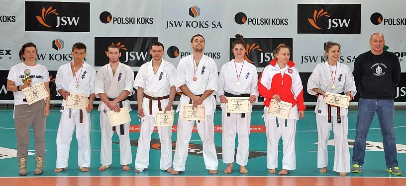 Zawodnicy klubu z dyplomami po 34. Mistrzostwach Makroregionu Śląskiego w Jastrzębiu-Zdroju