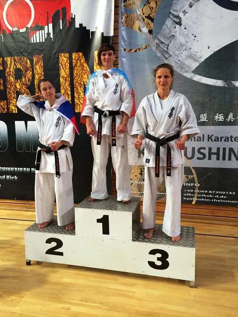 Podium kumite na 29. Wagowych Mistrzostwach Europy w Berlinie 2015 — trzy medalistki na tle plansz turniejowych
