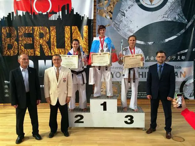 Dekoracja na 29. Wagowych Mistrzostwach Europy w Berlinie 2015 — medalistki z dyplomami i działacze federacji