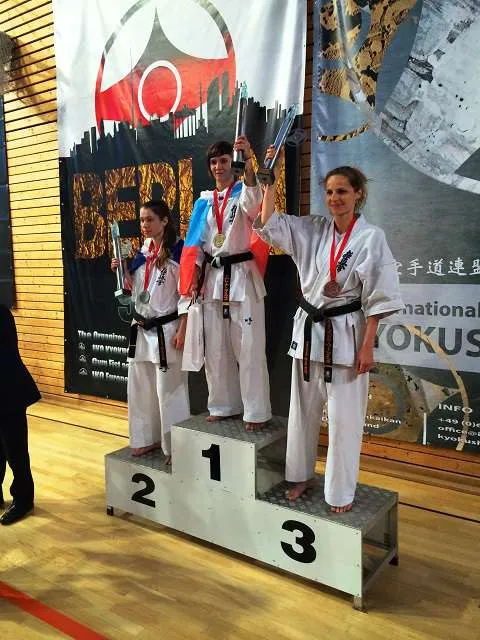 Medalistki z pucharami na podium 29. Wagowych Mistrzostw Europy w Berlinie 2015