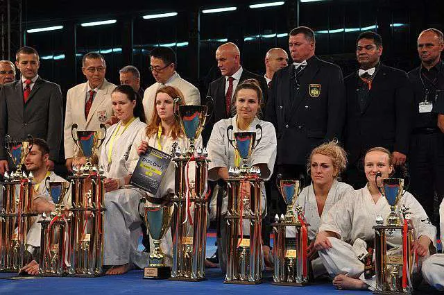 Medalistki z pucharami i dyplomami wraz z sędziami po Mistrzostwach Europy Open w Sosnowcu w 2014 roku