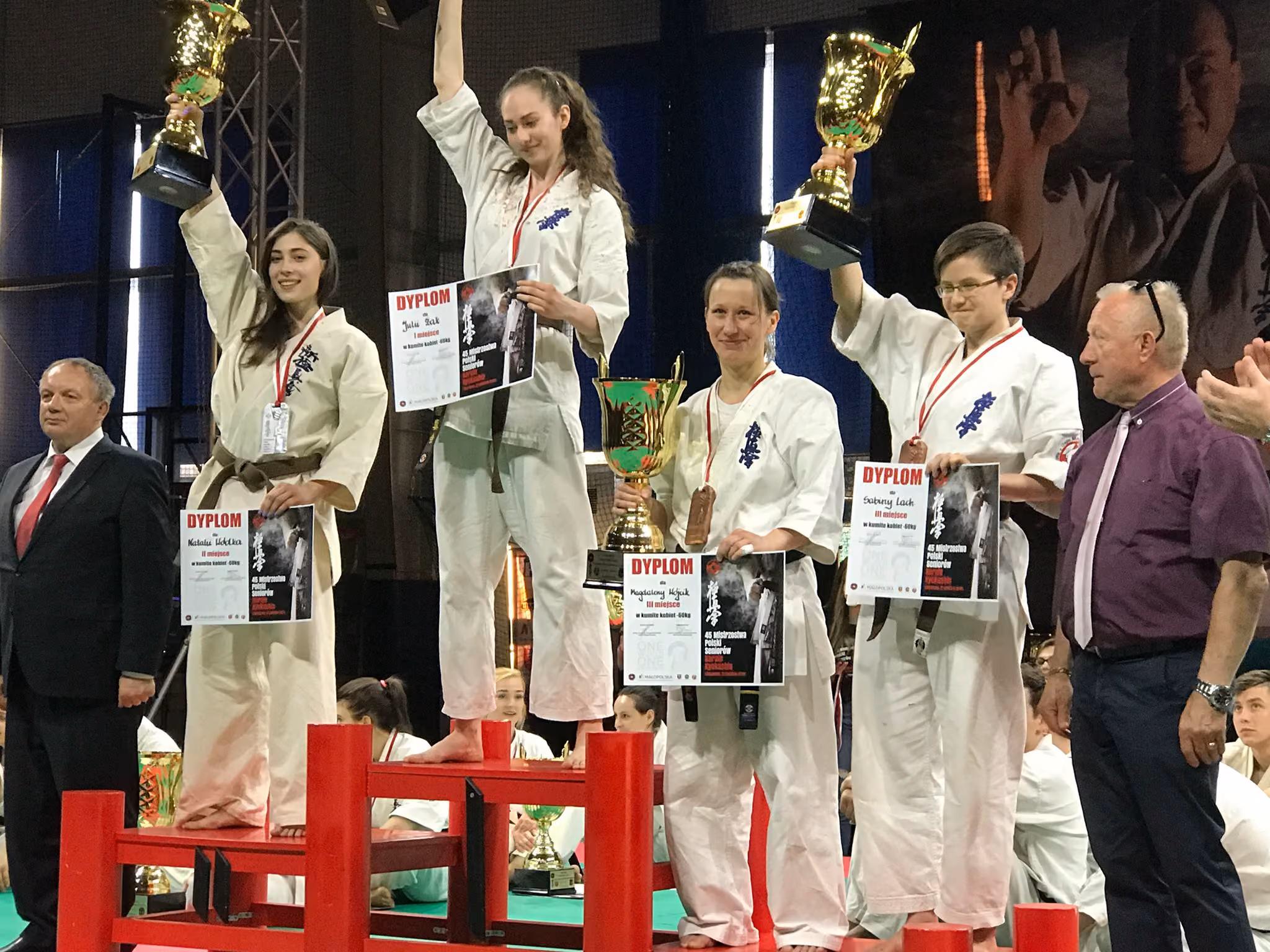 Podium kumite kobiet na 45. Mistrzostwach Polski seniorów w Limanowej 2018 — medalistki z pucharami i dyplomami, w tym Magdalena Wójcik i Sabina Lach z klubu