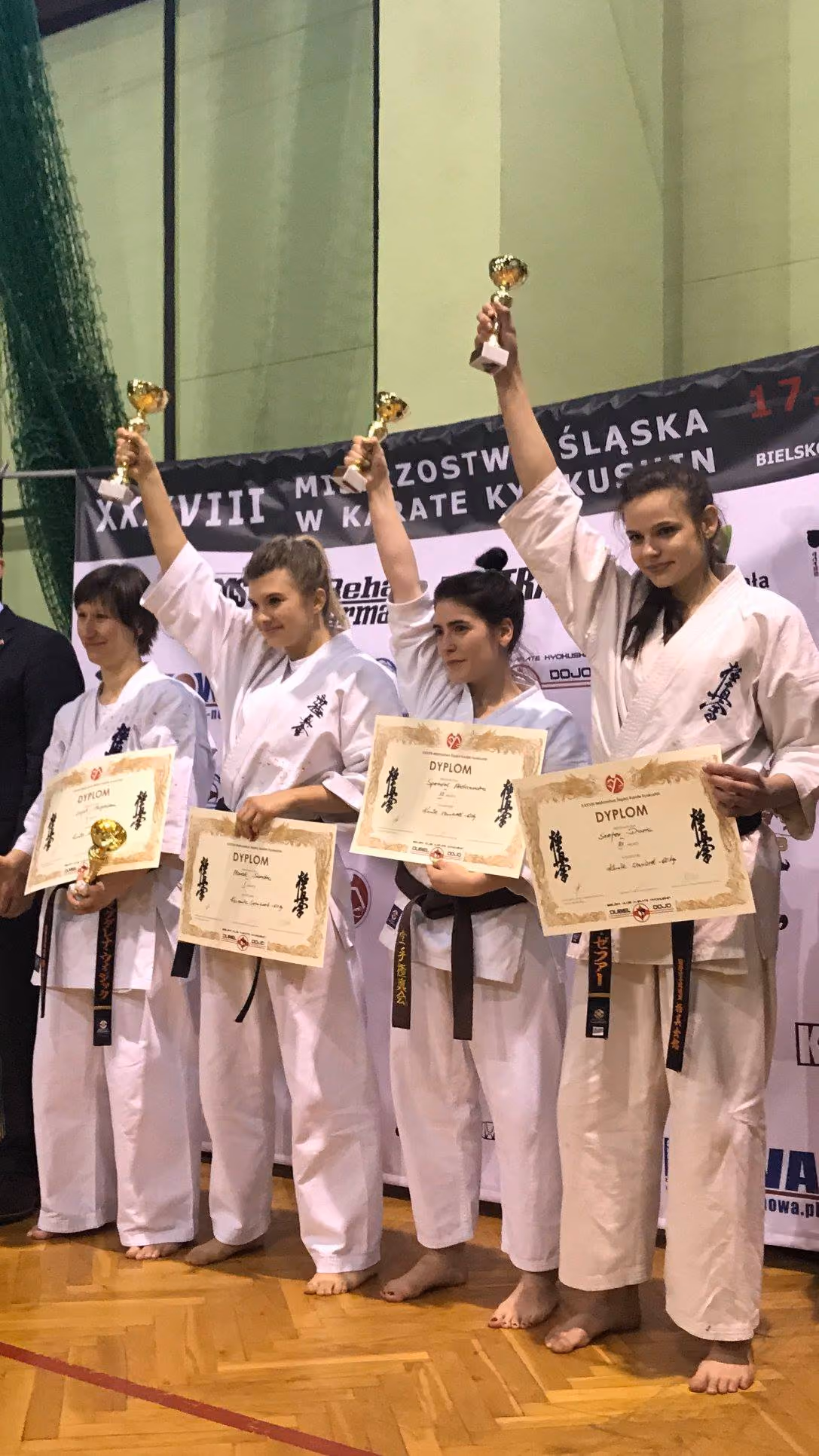 Zawodniczki z pucharami i dyplomami na podium Mistrzostw Śląska 2018
