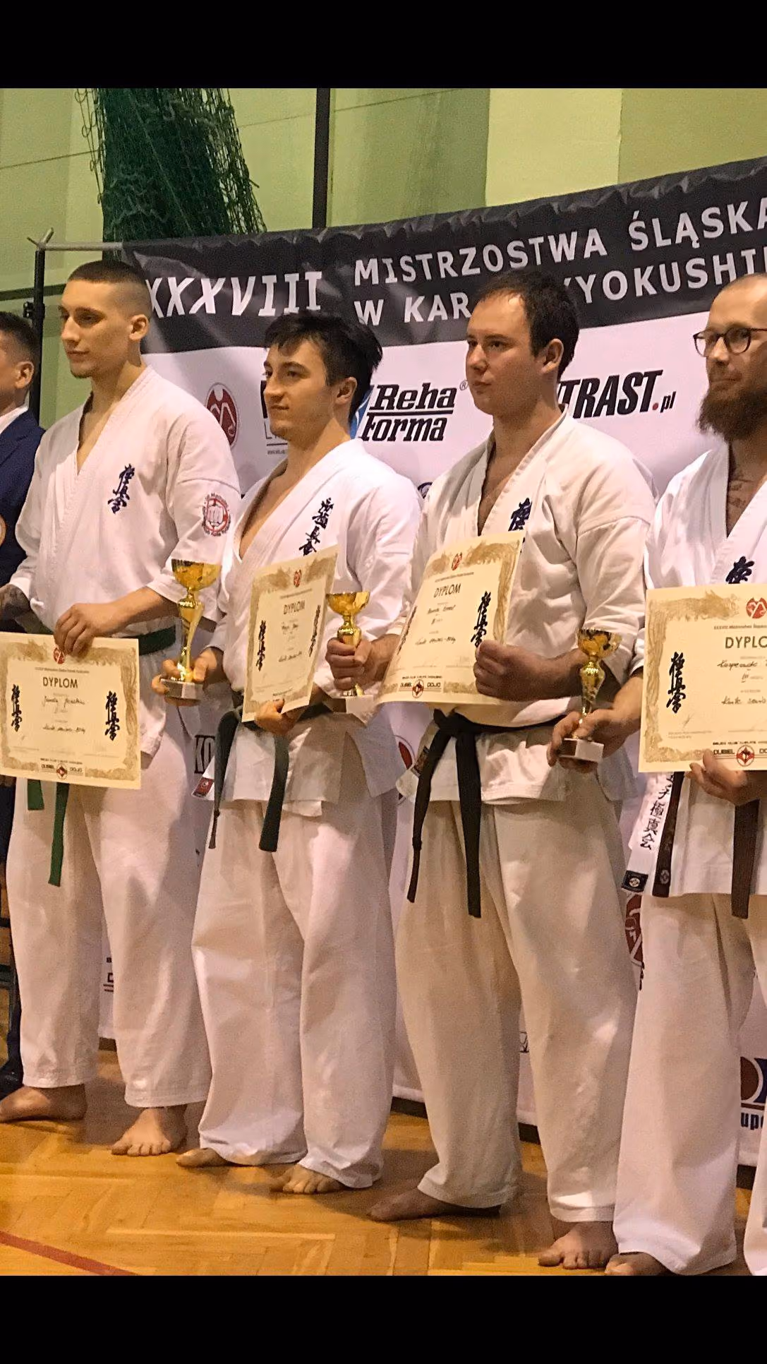 Zawodnicy z pucharami i dyplomami na podium Mistrzostw Śląska 2018