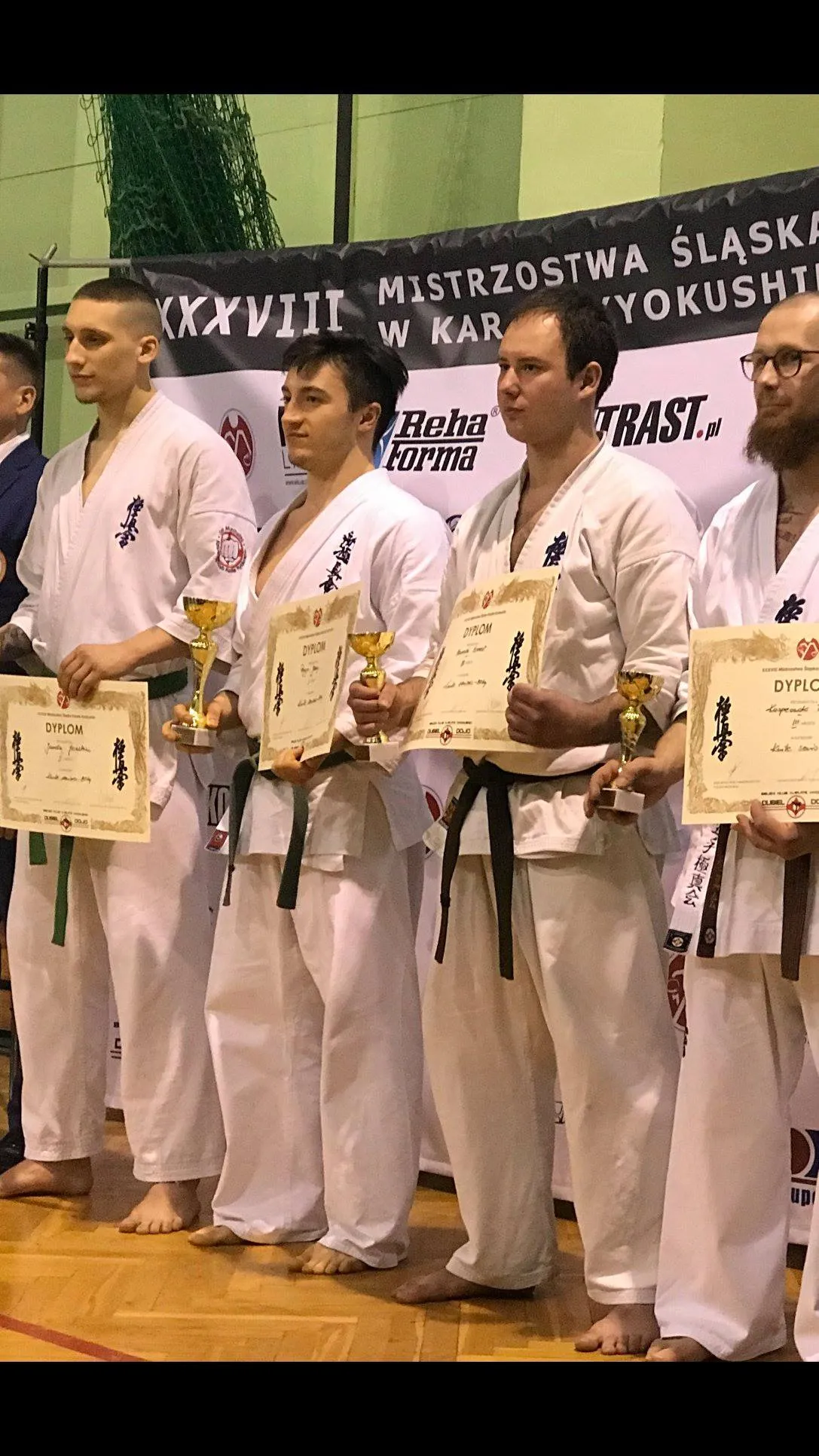 Zawodnicy klubu z pucharami i dyplomami po Mistrzostwach Śląska 2018