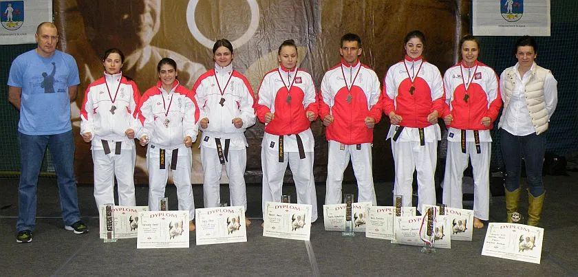 Zawodnicy klubu z medalami i dyplomami po 35. Mistrzostwach Makroregionu Śląskiego w Siemianowicach Śląskich