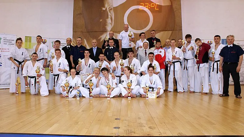Pamiątkowe zdjęcie uczestników 41. Mistrzostw Polski seniorów karate kyokushin w Katowicach