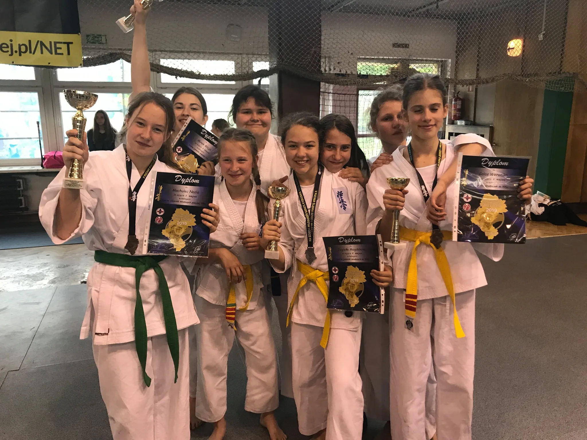 Zawodniczki klubu z pucharami, medalami i dyplomami po Pucharze Śląska dzieci i młodzieży w Rudzie Śląskiej