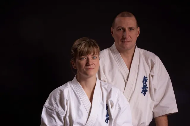 Sensei Beata i Piotr Machulec — portret popiersiowy w karategi na ciemnym tle