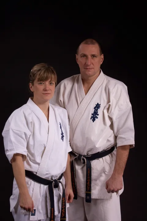 Sensei Beata i Piotr Machulec w karategi z czarnymi pasami, ujęcie do kolan